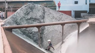 Barge unloading 4220 tons of large iron ore - Smooth flow of ore relaxes - Vlog of work on barge