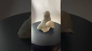 【鉱物・鉱石・mineral】菱亜鉛鉱（りょうあえんこう）smithsonite（スミソナイト） がただ回るだけ【石】