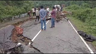 খাগড়াছড়ির মহালছড়ি-সিন্দুকছড়ি সড়কের কাটা পাহাড় এলাকায় সড়কে ফাটল