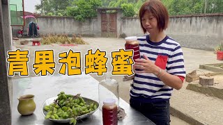 大姐和女儿到果园里摘青果，回家泡蜂蜜，简单又好吃【乡村大姐】