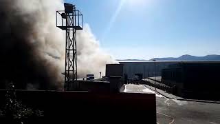 Los Bomberos siguen intentando apagar el fuego de Alumisel en Porriño