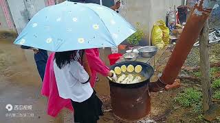 张二姐和小姑子三年多没见面了。顶风冒雨大铁锅排骨炖豆角贴大饼