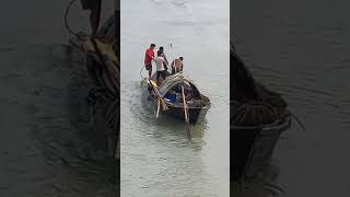 ইলিশ ধরতে ধরতে জেলেরা ক্লান্ত হয়ে গেছে।