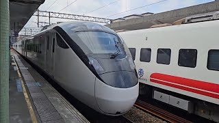 428次樹林發車經由南迴線開往新左營的EMU3000型十二輛編組EMU3048皮蛋豆腐騰雲號藍色帶新城際自強號列車，和219次花蓮發車經由北迴線開往樹林的TEMU2019+TEMU2020普悠瑪自強號