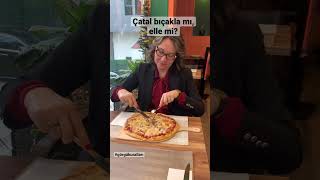 İştah açıcı bir pizza nasıl yenir?#görgükuralları #adabımuaşeret #sofraadabı #güneştulga