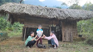 A girl cleaning an old abandoned bamboo house suddenly discovered many rare antiques