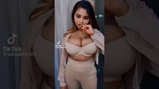 মেয়েদের হট ভিডিও পাকা নারকেল#video #tiktokvideo #tiktok #short #subscribe #like #follow #video