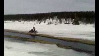 jeg kjører snøscooter på vann, gress, is og snø