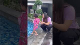 KELUCUAN AUDREY KETIKA MAU BERENANG DI HOTEL !