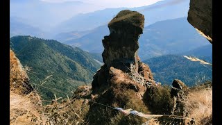 दोलखाको प्रसिद्ध देउढुंगा पर्यटकको पर्खाईमा । The famous Deudhunga of Dolakha.