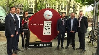 Großer Tischtennisschläger als WM-Einstimmung in Düsseldorf