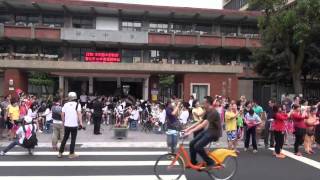 靜心中學管樂歡迎動物園車隊遊街