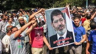 جماهير كبيرة من أنصار محمد مرسي تحتج في مصر..مرشد "الإخوان" حرٌّ طليق يخطب في...