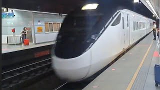 1227次基隆發車經由山線開往苗栗銀綠色微笑號EMU900型十輛一編組EMU938區間車，442次樹林發車經由花東線開往台東EMU3000型十二輛編組EMU3005皮蛋豆腐騰雲號紅色帶新城際自強號列車