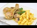 Muslos de pollo al ajillo con champiñones y patatas fritas