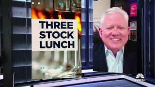 Three-Stock Lunch: Travelers, J.B. Hunt \u0026 United Airlines