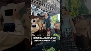 NIKEN SALINDRY JOGET DI DEPAN BAPAK GURU