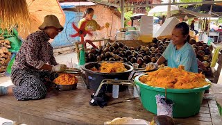 Lifestyle of People Selling Food On the Roadside At Preah Dak In Siem Reap - Cambodian Street Food