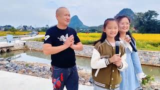 两个大人唱山歌，提问小姑娘，没想到小姑娘对答如流，真棒