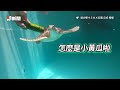 擬鱷龜被抱離水「氣到暴走」！怒咬翻鞋架超派🐢💢｜寵物動物｜烏龜｜搞笑