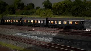 BR 23 Fleischman mit 3 Achs Roco Spur N Umbauwagen mit Licht von Digikeijs und Figuren.