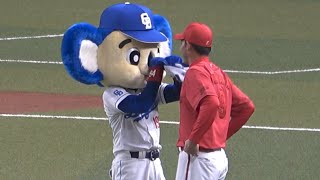 秋山「大谷と絡んでるの見たよ」→ドアラの天狗ポーズに秋山爆笑（笑） (2023/03/15)