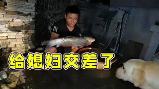 一隻甲魚2條草魚，還有鯿魚和大頭魚，3兄弟夜釣收穫滿滿【石頭秀】