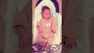 バウンサーで眠る生後3ヶ月の赤ちゃん👶/3 month old baby sleeping on bouncer #shorts