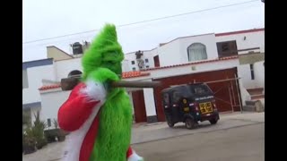 Policía disfrazado del Grinch interviene a vendedores de drogas a combazos