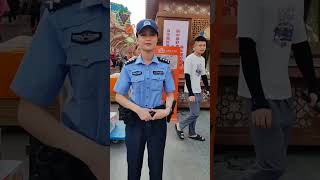 新疆网红女警再现街头 #英姿飒爽#向人民警察致敬#在现场