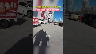 盲人女孩出行遇到光头大哥主动帮忙，网友：宛如一道光照亮我的世界。（来源：丸子小仙呀）