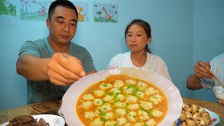 Sister Tao Zi went home after picking the vegetables and made a plate of tomato meatball soup