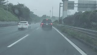 【これが煽り運転だ！】大雨の日に第三京浜で教習車の前で実演する煽るアルファードにカックンブレーキで応酬するミニクーパー