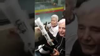 Casal de velhinhos emociona torcida do Corinthians em festa no metrô