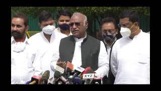 Bank Strike: Mallikarjun Kharge addresses media at Vijay Chowk