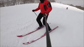 250221 B-tele-style stem turn on alpine skis. He did it on purpose with old long skis. This is fun.