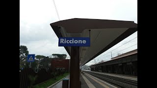 Annunciatore reale di Trenitalia: Treno in transito al binario 1 (Italiano + Inglese)