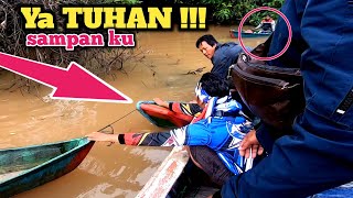 Lagi asik menikmati perjalanan mancing udang galah sampan ku tenggelam di sungai ber arus deras