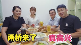 小姨子一家来做客，蒸鱼炖猪蹄做一桌家常菜，与两桥喝杯酒真高兴