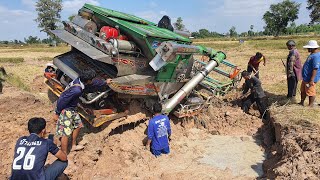 นาลอกเป็นเหตุ รถเกี่ยวไทยเจริญ ติดหล่มหนัก2วันยังไม่ขึ้น Combine Harvester