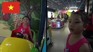 🇻🇳ゲームセンターで遊ぶ5歳のタムちゃん