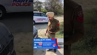 नहर में तैरता हुआ पीछे से आया एक व्यक्ति , पुलिस टीमें नहर पर पहुंची , देखें Live Video