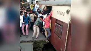 Slap from moving train l Mumbai Local