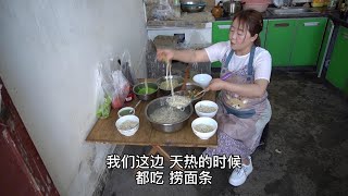 天气太热了，儿媳准备好多素菜，在家做捞面条，公公：没肉也特别好吃