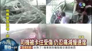 公車國道撞水泥車 旅客受驚嚇