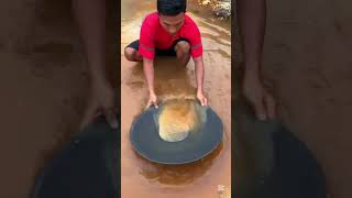 Looking for gold and panning for gold buried in#gold #goldpanning #mininggold #goldhunter