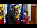 președintele maia sandu i a înmânat ambasadorului dereck j. hogan „ordinul de onoare”