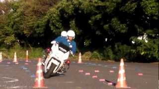 警視庁交通機動隊 白バイ  2台連続で8の字走行 2x police bike slalom demo Tokyo