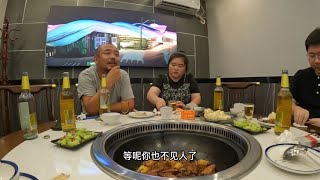 参加完婚宴没喝够，请老家邻居美女喝啤酒吃东北铁锅炖【沙和尚穷游】