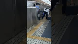 新幹線運転士交代シーン  新大阪駅にて #jr西日本 #jr東海 #新幹線 #新大阪 #運転士 #オムライス兄さん